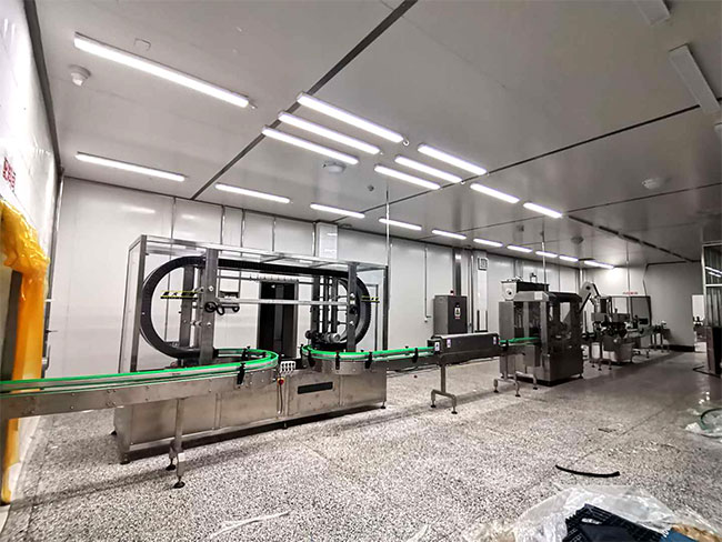 大型洗瓶灌装旋盖机生产线客户厂房